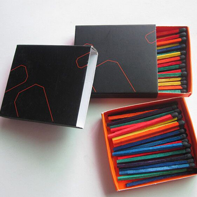 알록달록 한 막대기 와 서로 다른 색깔 로 염색 한 상자 가 어울린다.